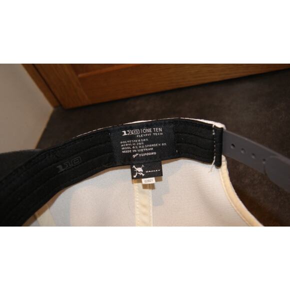 Vintage Rare Oakley SnapBack Hat 110 Flex fit Tech Gray White Trucker Cap - Picture 7 of 7